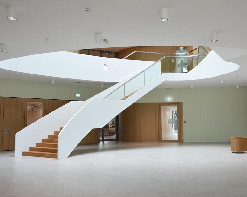 Einzigartige Designtreppe in einem Atrium