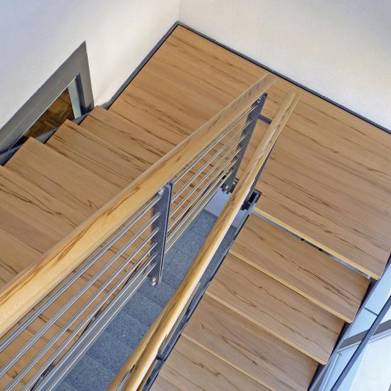 Podesttreppe aus Metallwangen und Holzstufen von B M Vario Treppen
