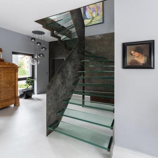 Halbgewendelte Treppe mit Glasstufen und Stahlelementen von BÄTHE TREPPEN