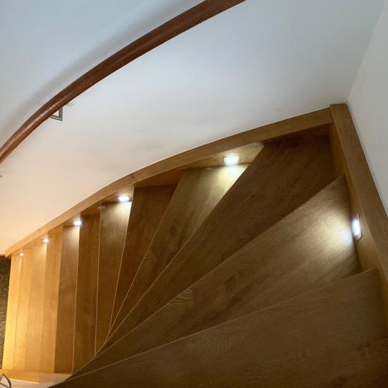 Moderne Treppenrenovierung mit LED-Lichtkonzept