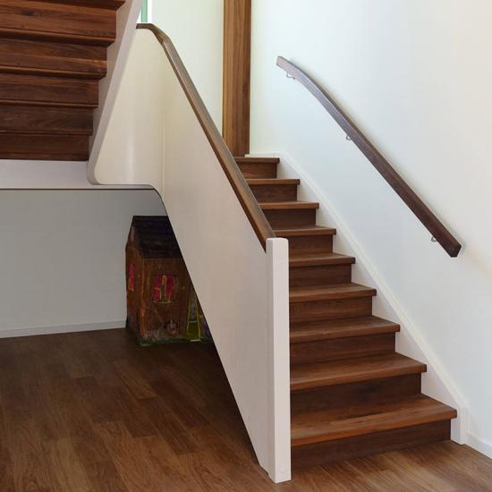 Geschlossene Podesttreppe mit brüstungshohem Geländer von HW Treppenbau