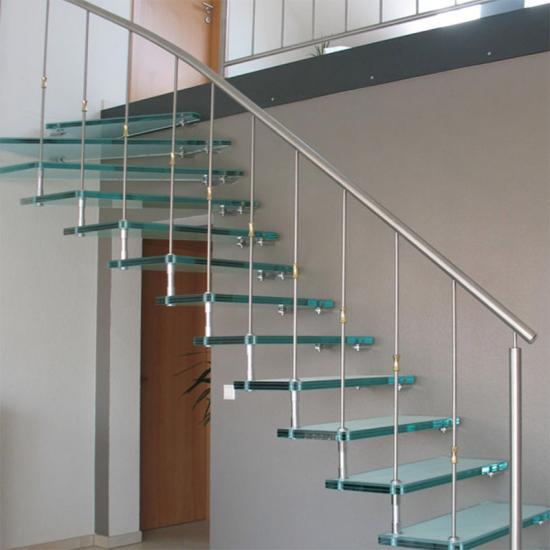 Glastreppe mit Edelstahlhandlauf von IHLE Schreinerei und Treppenbau