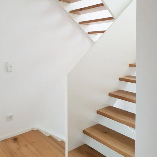 Moderne Treppenanlage mit brüstungshohen Wangen von Kreuzberger Treppenbau