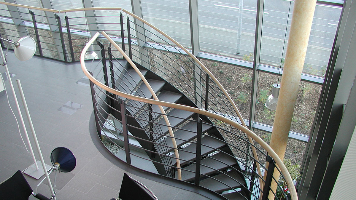 Markante Bogentreppe aus Metall von Böök Treppenbau