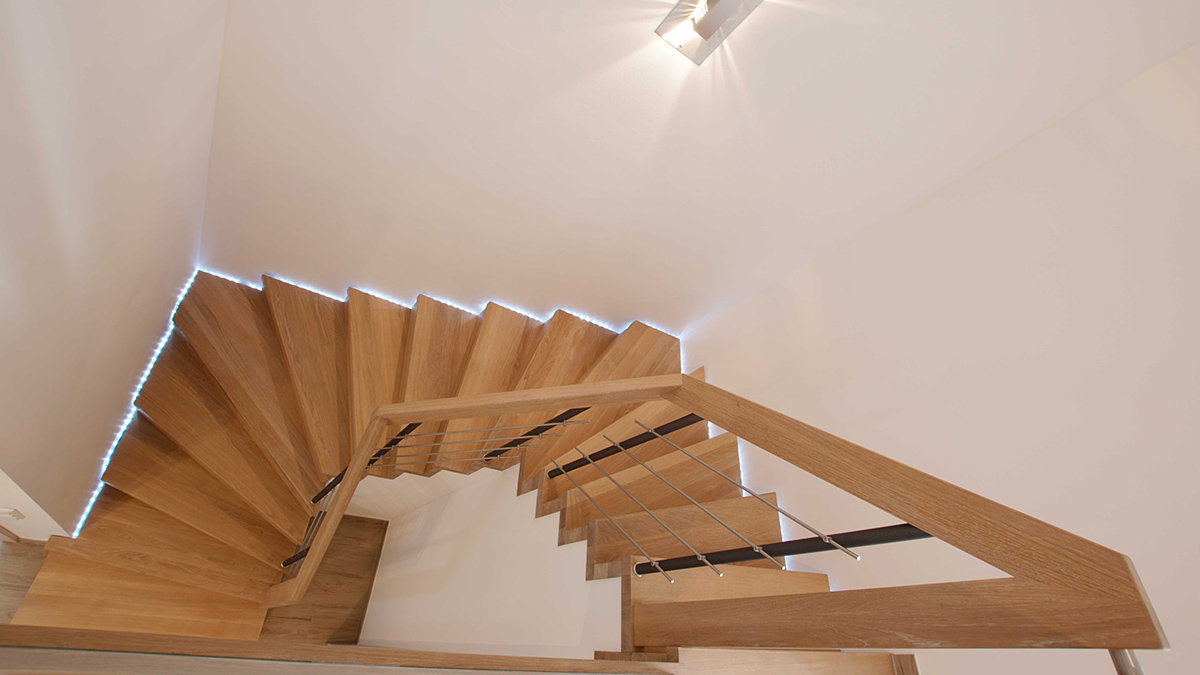 Beleuchtete Holztreppe im geradlinigen Design von treppen arte®