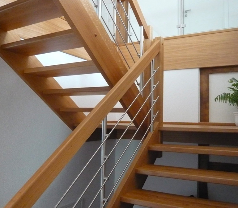 Moderne Podesttreppe mit Holz-Edelstahlhandlauf von Schreinerei SEIM
