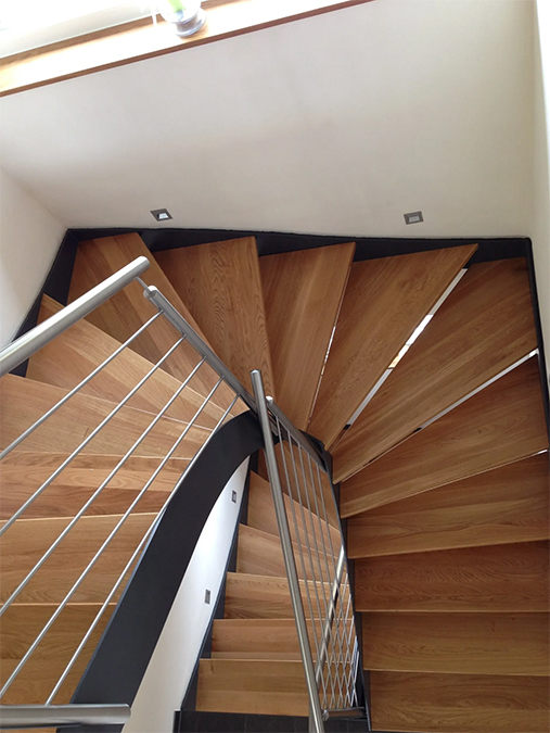 Moderne Holz-Stahl Treppe von KS - Schlosserei  Treppenbau