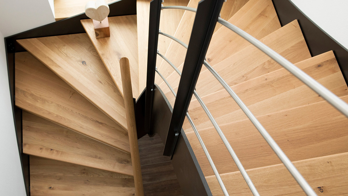 HPL-Treppe mit Rundhandlauf aus Massivholz von STOCKHAUSEN Treppen