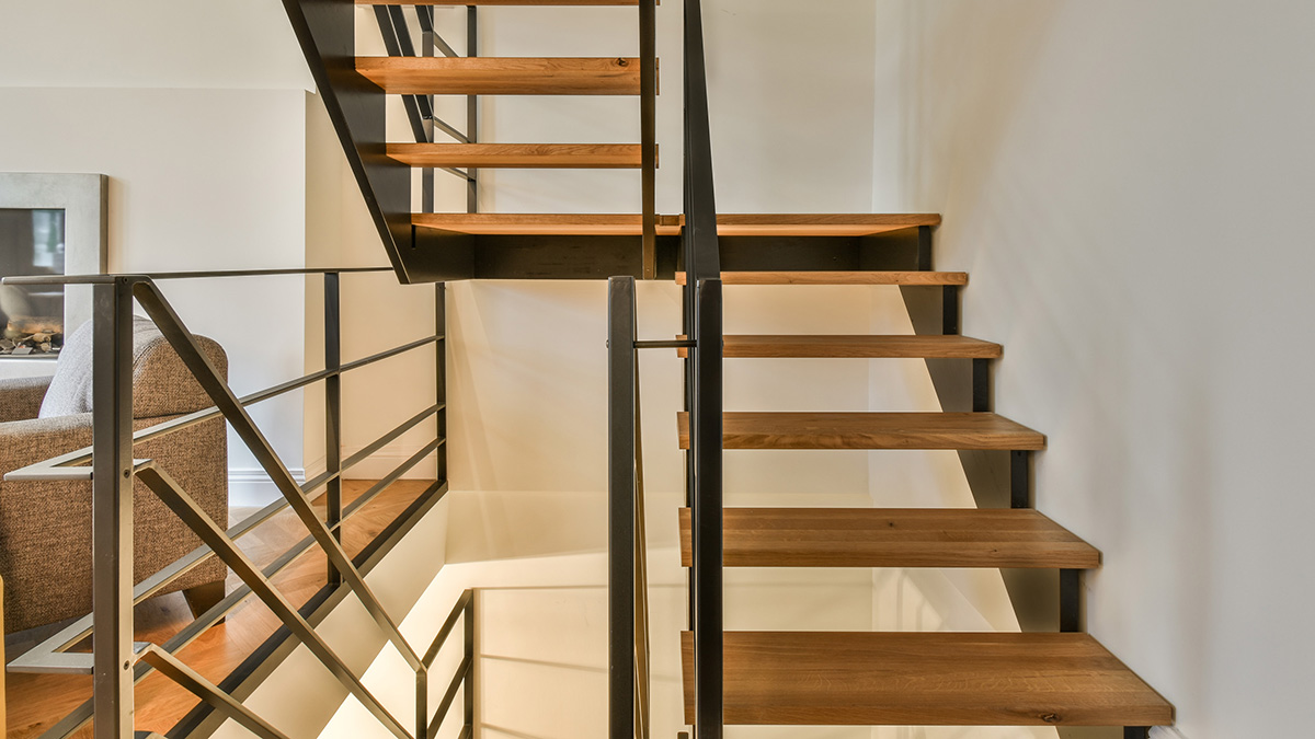 Individuelle Stahl-Holz Treppe von G.Hauns Treppen-Möbel-Innenausbau