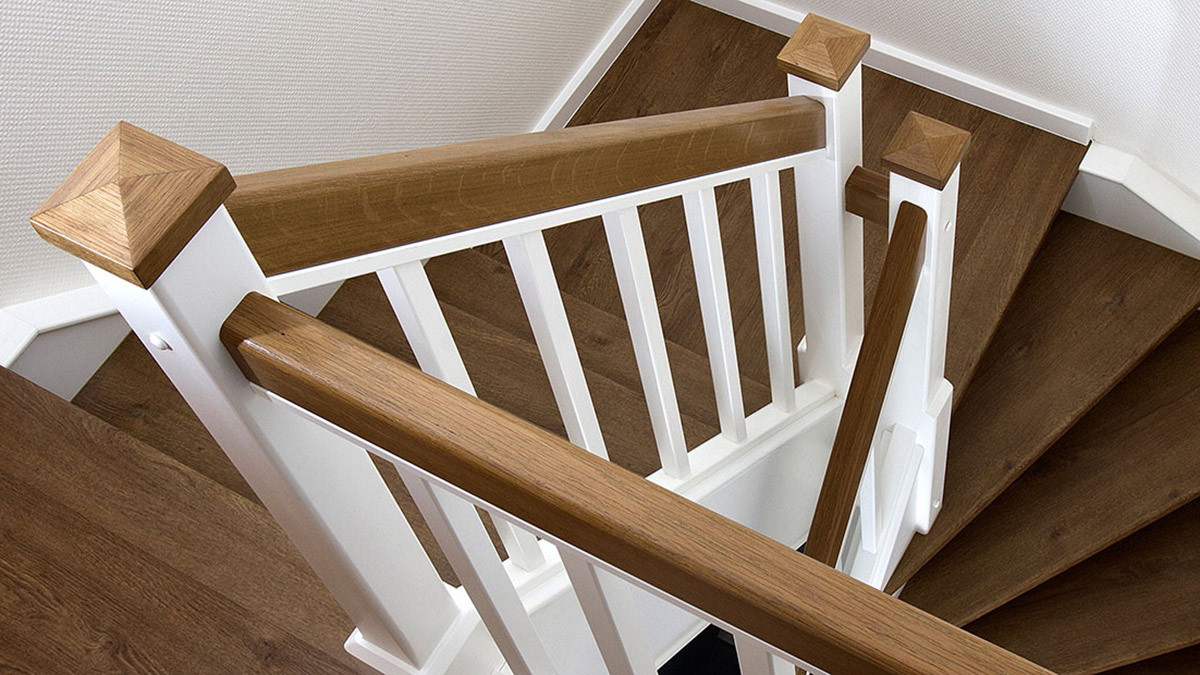 Elegante Treppenrenovierung einer Podesttreppe von JOWI Holz-Innenausbau GmbH