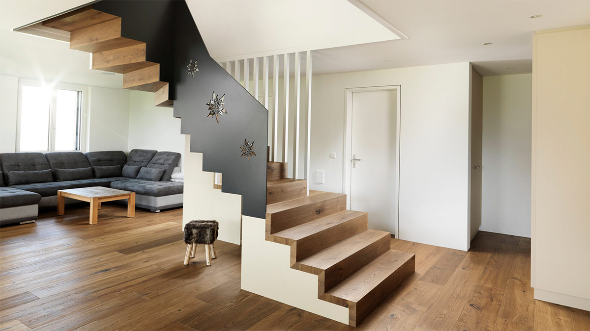 Individuelle Treppenanlage aus Holz und Stahl mit Unterschrank von AMBAUEN Treppen