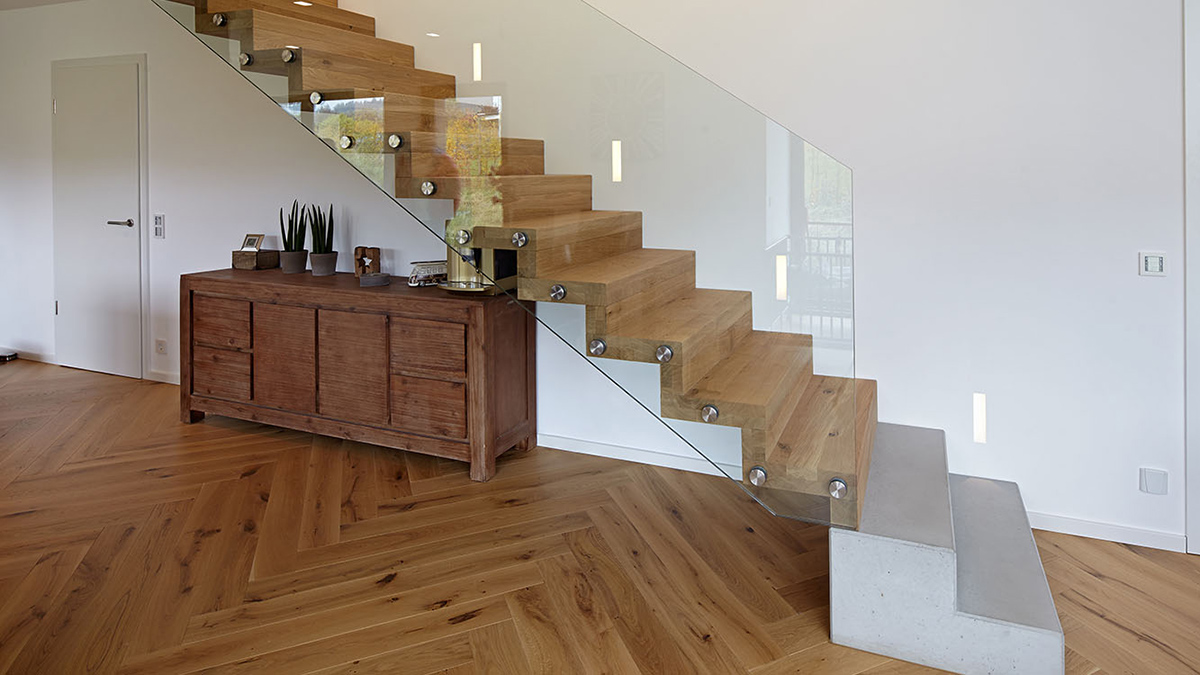 Markante Faltwerktreppe mit Eichenholz und Glasbrüstung von HEGERS - Ihre Treppe