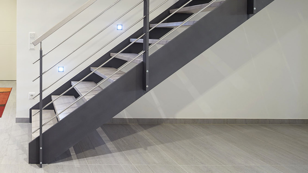 Moderne Flachstahlwangentreppe mit Eichenstufen von HEGERS - Ihre Treppe
