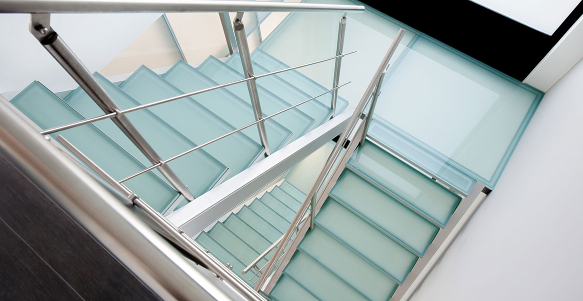 Aluminiumtreppe mit Glasstufen von Treppenbau FEGER