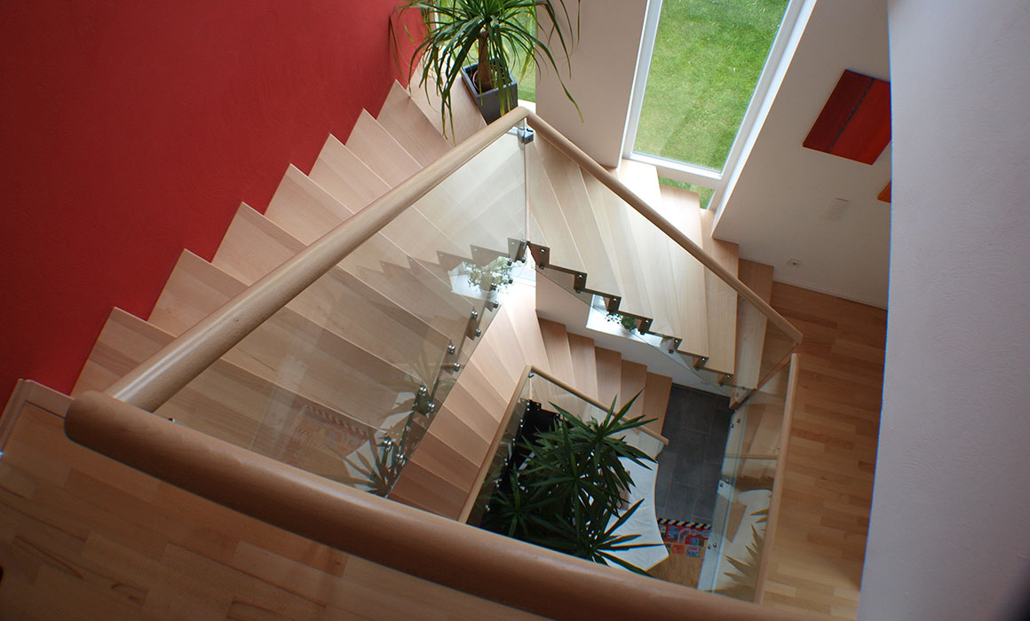Holztreppe in Faltwerkoptik von HUBER treppendesign 