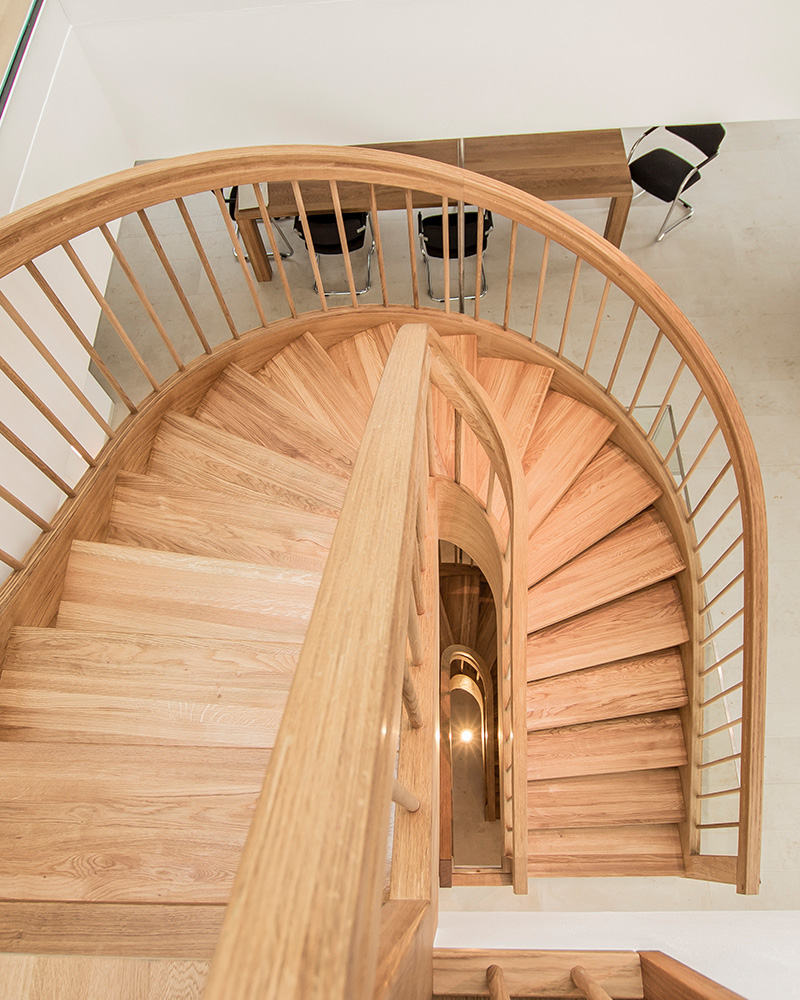 Elegante Bogentreppe aus Holz von ballert Holzmanufaktur