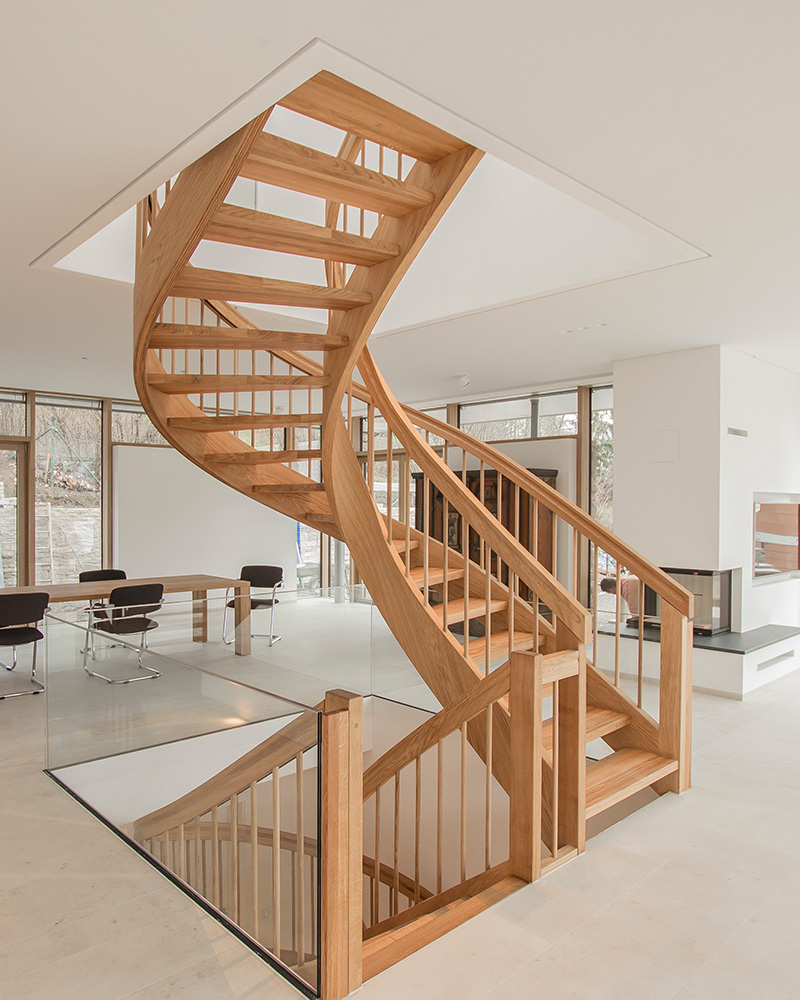 Elegante Bogentreppe aus Holz
