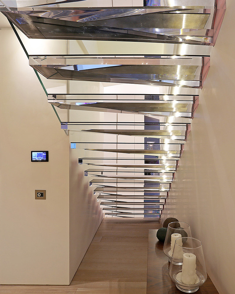 Design-Kragarmtreppe aus Acrylglas mit Treppenbeleuchtung