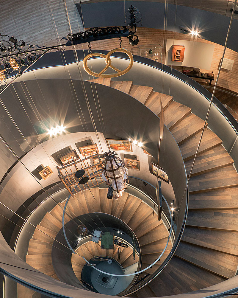 Museumstreppe aus Stahl und Holz
