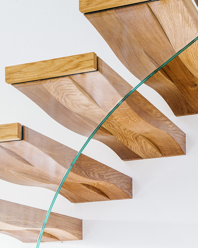 Extravagante Designtreppe aus Holz und Glas von Siller Treppen