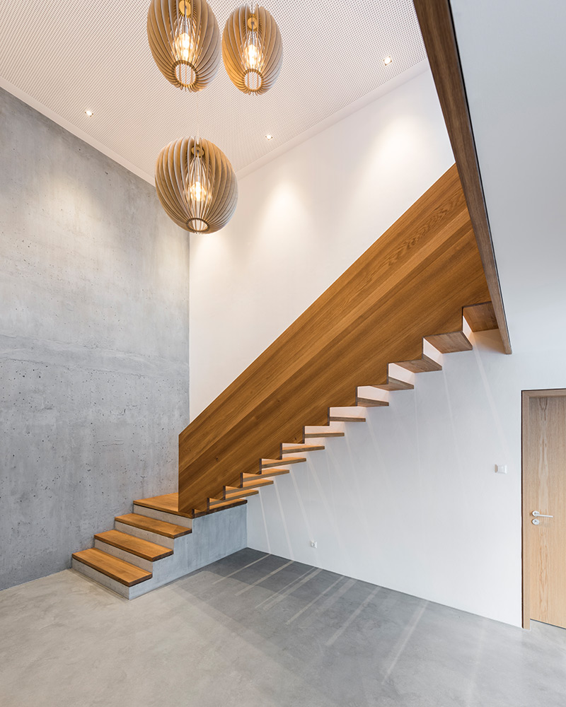 Geradlinige Designtreppe aus Holz und Beton