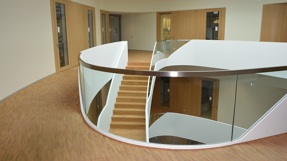 Einzigartige Designtreppe in einem Atrium von HAAS Stahl-Metallbau