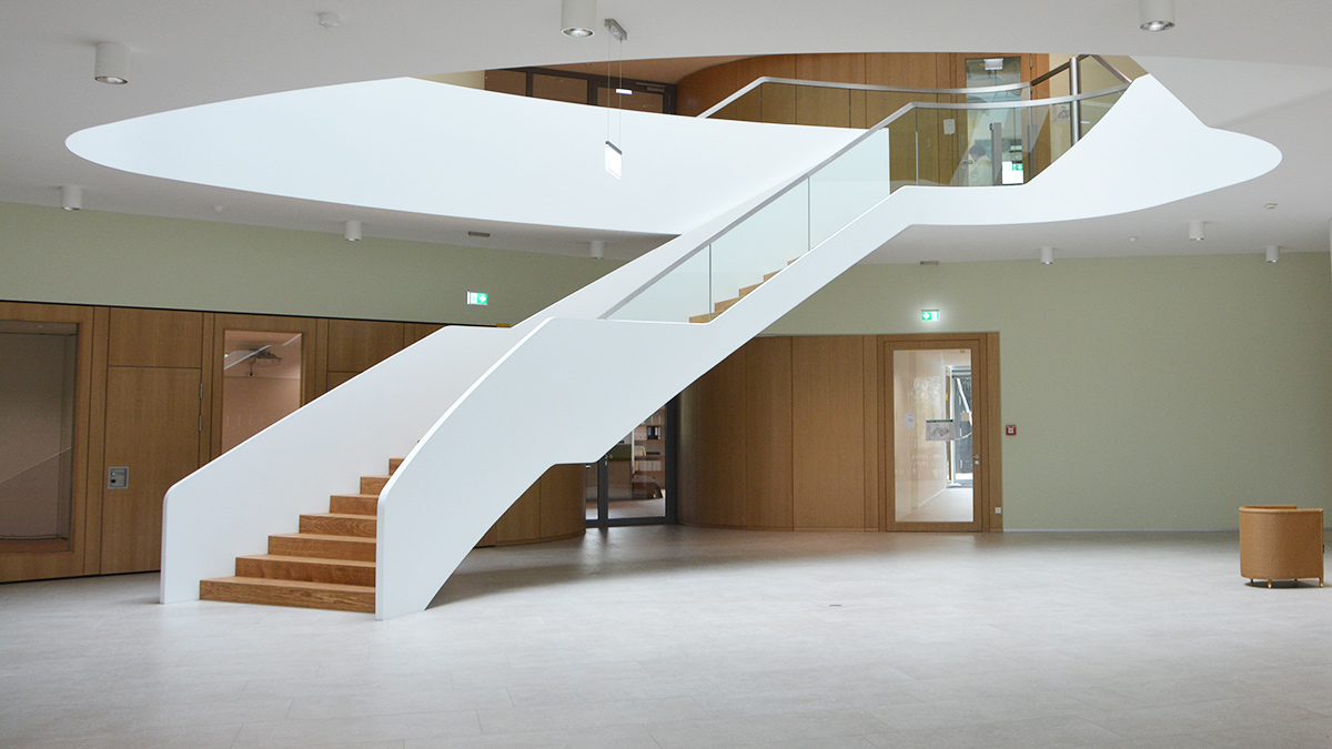 Einzigartige Designtreppe in einem Atrium von HAAS Stahl-Metallbau