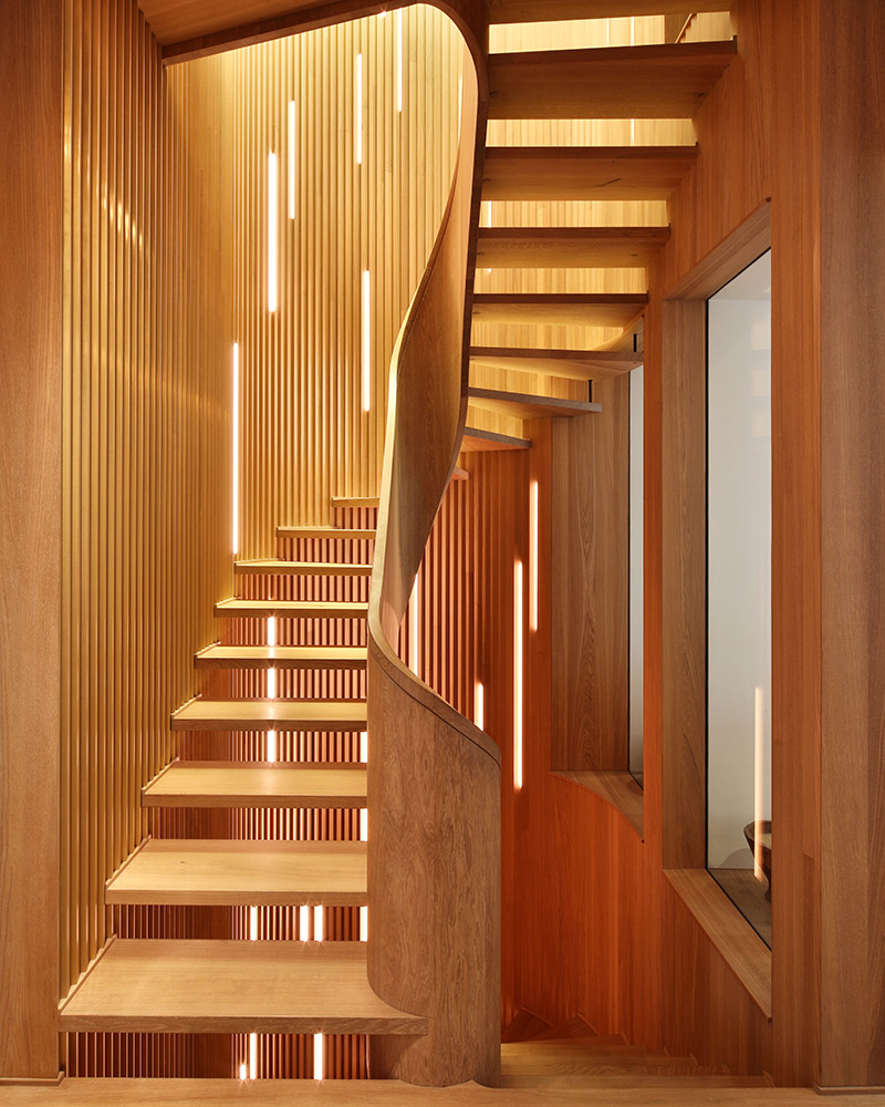 Beleuchtete Designtreppe aus Massivholz