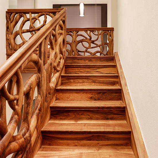 Einzigartige Treppenanlage mit organischem Holzgeländer von Kunstschreinerei Stefan Weiß