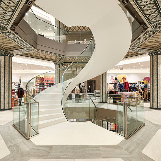 Dreigeschossige Wendeltreppe eines Einkaufszentrums von HARK TREPPENBAU