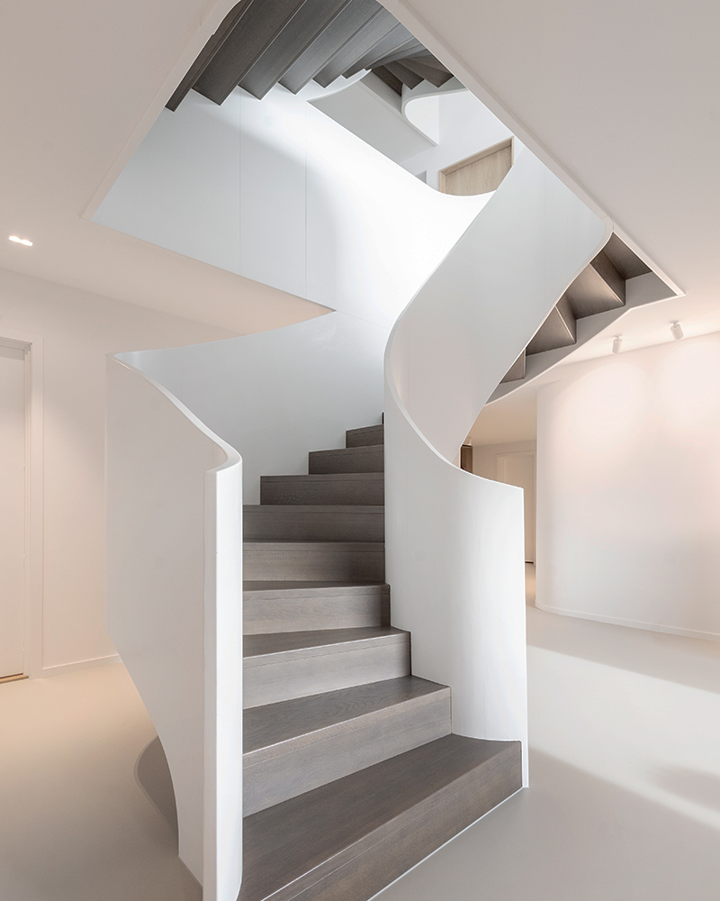 Moderne Bogentreppe in einem Privathaus